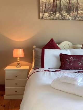 Отели типа «постель и завтрак» Greenfields Country House Latton Двухместный номер с 1 кроватью и собственной ванной комнатой-1